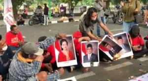 Saat Demo di DPRD Sumut, Massa Tolak Kenaikan BBM Bakar Foto Puan Maharani 