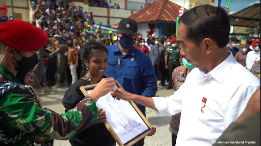 Berkunjung ke Maluku, Jokowi Diberi Lukisan OIeh Warga 