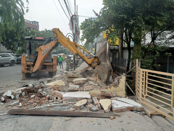 Tim Satpol PP Bongkar Bangunan diatas Drainase di Medan Baru 