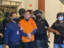 Tiba di Bandara Soekarno-Hatta, Bos Judi Online Apin BK Dikawal Ketat Polisi Bersenjata Laras Panjang 