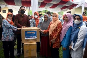 Ketua GPMB Sumut Serahkan Gerobak Baca dan Bantuan Buku di TPA Terjun 