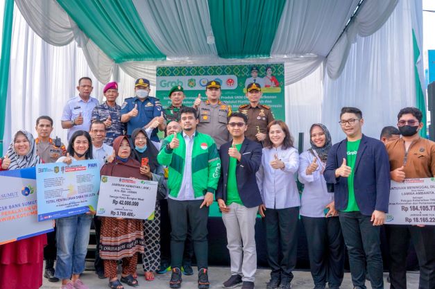 Salurkan Bansos Kepada Pelaku UMKM & Nelayan Terima Bansos, Bobby Nasution:  Tanpa Potongan Administrasi 