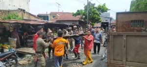 Langgar Aturan, Satpol PP Tertibkan Lapak PKL di Pasar Meranti Petisah