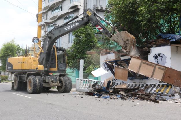 Pemko Medan Kembali Bongkar Bangunan Diatas Drainase Di Kecamatan Medan Petisah 