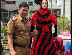 Keren, Kelurahan Teladan Barat Buat Gaun Pengantin Dari Sampah Plastik