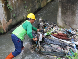 Bersihkan Aliran Sungai Bederah di Tapal Batas, Kecamatan Medan Helvetia Kolaborasi Dengan Deli Serdang