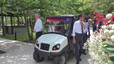 Usai Santap Siang, Jokowi Lepaskan Jas Dan Mendadak Jadi Sopir di KTT G20