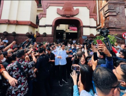 Usai Pimpin G20, Jokowi Ajak Jurnalis Asing Blusukan ke Pasar Badung