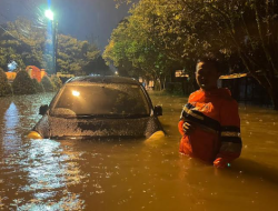 Dilanda Banjir, BPBD Kota Medan Evakuasi 7 Warga Jalan Perjuangan
