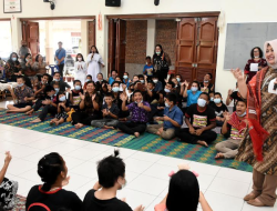 Nawal Lubis Ajak Anak SLB-C Karya Tulus Main ke Rumah Dinas Gubernur Sumut