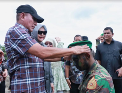 Edy Rahmayadi Pakaikan Baret kepada Putranya Taruna TNI Gilang Prasetya