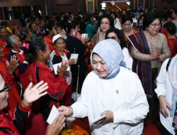 Peringatan Hari Ibu di Taput, Nawal Lubis Beri Bantuan ke Lansia dan Anak-anak Stunting