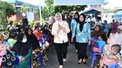 Hari Ibu, Nawal Lubis Serahkan Bantuan Ke Masyarakat Sekitar IPA Delitua