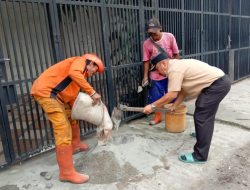 Kecamatan Medan Perjuangan Gotong Royong Bersihkan Median & Patching Di Jalan Prof. H.M. Yamin
