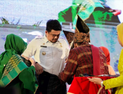 Berkunjung ke Deli Serdang, Warga Pakaikan Bobby Pakaian Adat Simalungun