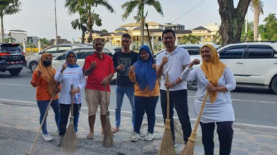 Usai Malam Pergantian Tahun Baru, Jajaran Kelurahan Aur Lakukan Gotong Royong Pastikan Kebersihan Wilayah