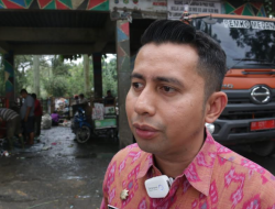 Pastikan Kebersihan TPS Terjaga, Kecamatan Medan Kota Bersihkan dan Semprotkan Cairan Eco Enzyme