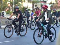 Joko Widodo dan Edy Rahmayadi Gowes Bareng Keliling Kota Medan, Singgah ke Lapangan Merdeka dan Pos Bloc