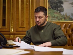 Tanpa Sebab, Zelensky Pecat Komandan Militernya