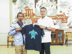 Lepas Ribuan Tukik ke Laut, Ijeck Puji Kelompok Konservasi Penyu Pantai Binasi