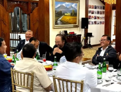 Jamu Rombongan Surya Paloh, Prabowo Tampak Santai Tertawa di Meja Makan