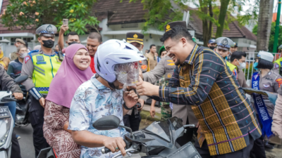 Tingkatkan Kesadaran Masyarakat Untuk Tertib Lalu Lintas, Bobby Nasution Bersama Kapolrestabes dan Dandim Bagikan Leaflet & Helm