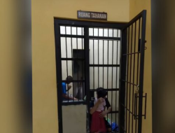 Bikin Sedih, Bocah Perempuan Ini Peluk Ayahnya di Sel Penjara