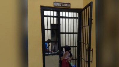 Bikin Sedih, Bocah Perempuan Ini Peluk Ayahnya di Sel Penjara