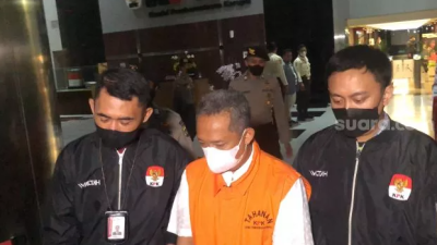 Resmi Ditahan KPK, Wali Kota Bandung Pakai Rompi Oranye dan Tangan Diborgol