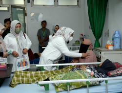 Nawal Lubis Semangati Pasien Kanker di RSUP HAM