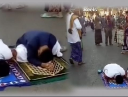 Efek  Begadang Nonton Bola, Dua Remaja ini ketiduran saat Sholat Ied di Lapangan