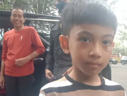 Ikut Jokowi ke Labuan Bajo, Jan Ethes Antusias Bagi-bagi Kaos ke Warga