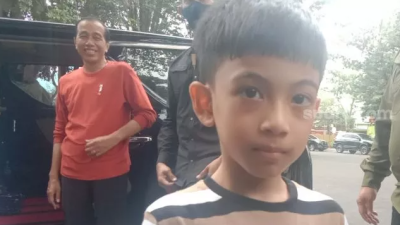 Ikut Jokowi ke Labuan Bajo, Jan Ethes Antusias Bagi-bagi Kaos ke Warga