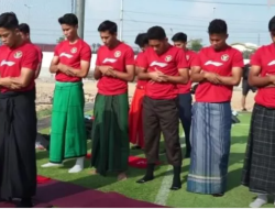 Jelang Pertandingan Lawan Myanmar, Timnas Indonesia Gelar Sholat Berjamaah di Pinggir Lapangan