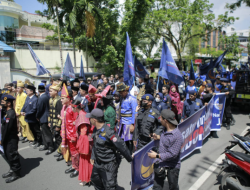 Ribuan Relawan Anies Ikut Mengantarkan Bacaleg Partai NasDem Mendaftar ke KPU Sumut