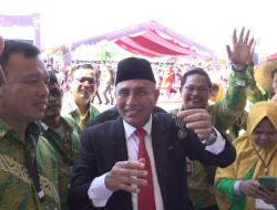 Edy Rahmayadi Terima Anugerah Satya Lencana Wira Karya di Penas KTNA XVI Padang