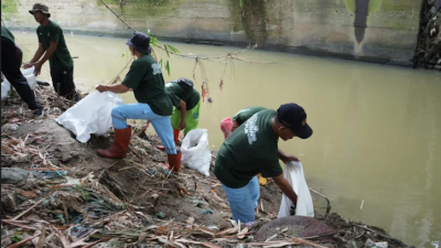 Hari Lingkungan Hidup Sedunia, Kec. Medan Polonia Turunkan Puluhan Petugas Bersihkan Sungai Babura