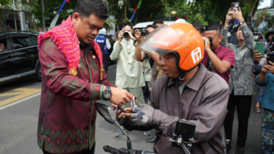 Pemko Medan Bagikan 500 Bendera Merah Putih Kepada Pengendara