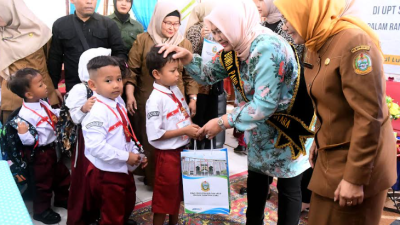 Kunjungi TK dan SD di Hari Pertama Masuk Sekolah, Nawal Lubis Sosialisasikan Transisi PAUD ke SD yang Menyenangkan