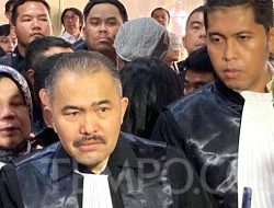 Kamaruddin Simanjuntak Dikawal Puluhan Advokat Saat Datangi Bareskrim