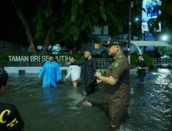 Pastikan Pengerjaan Drainase Berfungsi, Bobby Nasution Basah-basahan Terobos Hujan Deras