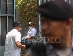 Penyidik Bawa Sejumlah Barang Usai Geledah Rumah Firli Bahuri di Kertanegara