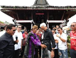Warga Simalungun Ikatkan Ulos di Pinggang Ganjar Pertanda Siap Berjuang