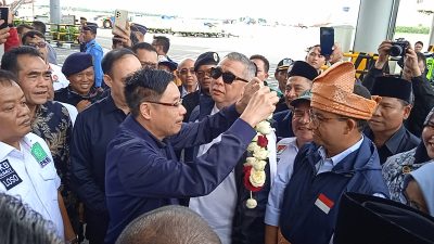 Tiba di Bandara Kualanamu, Anies Baswedan Disambut Puluhan Ribuan Massa dengan Sholawat